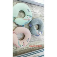 NECK PILLOW NECK PILLOW / CHARACTER U PILLOW SIZE 30x30CM JS