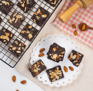 Bánh Brownie Crackers Chocolate Hạnh Nhân Thương Hiệu Gạch Đỏ 250gr Eatclean Healthy