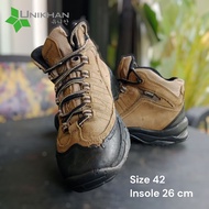 HIKING SHOES SIZE 42