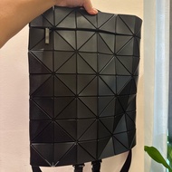 lssey Miyake 三宅一生男款後背包可以放電腦後面有電腦夾層