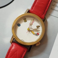 นาฬิกาฝรั่งเศสมือสอง Vintage Akteo Made in France ระบบถ่าน สายเดิมมีช้ำและเปื้อนบ้างจากการใช้งาน แต่รวมๆยังสวย ตัวเรือนสีทอง ขอบด้านหน้ามีรอยขนแมวจากการใช้งาน กระจกยังสวยใส ถ่านใหม่