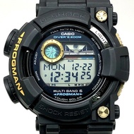 卡西歐 G-SHOCK GWF-1000G-1 蛙人電波太陽能腕錶，黑色 x 金色，蛙形圖案，2010 年 3 月發售，三國丘店有販售。