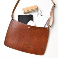 斜背包 【木紋仿舊風】 皮革 包包 肩背包 小包 男士 禮物 贈品 DE06M