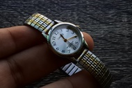 นาฬิกา Fashion มือสองญี่ปุ่น Timex Carriage ระบบ QUARTZ ผู้หญิง ทรงกลม กรอบเงิน หน้าเทา หน้าปัด 23มม. สายสแตนเลสยืดได้ใช้งานได้ปกติ สภาพดี ของแท้ ไม่กันน้ำ