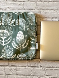 南非aLovesupreme_15吋電腦保護套_非洲植物王國_白色鼠尾草綠底