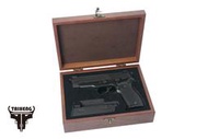 【重裝武力】 謎版 限量 鋼製成槍 SIG SAUER P226 精美胡桃木手槍收納盒