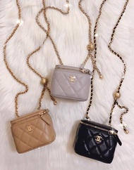 最新23C 22B 超難買罕有款 專屬VIP款式 全新現貨 CHANEL MINI VANITY CASE BAG WITH PEARL CRUSH GOLD CRUSH CHAIN (CAMEL 奶