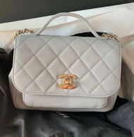 Chanel small business affinity flap with top handle 香奈兒小型手把口蓋包（郵差包）淺灰色，顏色圖三開始看