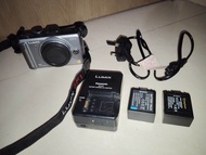 Panasonic GF1無反相機機身(銀灰色)(有原廠充電器及兩代用電，屏幕有一小片死點)