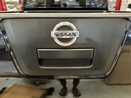 แผงพร้อมมือเปิดฝาท้าย (ไม่มีโลโก้นิสสัน) NISSAN NAVARA D40T 90606-EB705 HANDLE-BACK & FINISH D40T"T