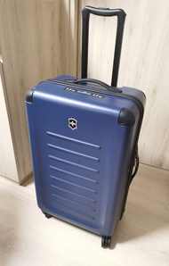 Authentic Victorinox luggage 🥰(26 inch) 4.0kg/8.8 lb mid size blue color suitcase with 4 wheels 全新正貨