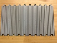 正版TOMY PLARAIL 火車路軌 淺灰色 有大量 淺灰色不流通市面，多源於套裝中 $10條  最適合配於PLARAIL ADVANCE 一起配搭玩 可看圖2效果