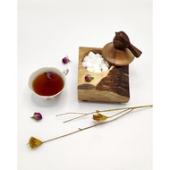 有雀的木碗。手工雕刻的雀。