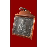 曼谷市 车图盆佛寺 佛历2506年 阿赞添加持 流行模 红铜材质镀黑皮  龙普托金属牌 背后四面神