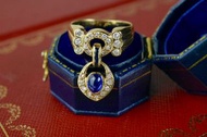 復刻訂製 Cartier vintage 設計風格 🔵 Royal Blue Sapphire 蛋面皇家藍寶石掛飾得意擺動💎 18K黃金 Art Deco 特色幾何線條鑽石戒指🛋️歡迎預約到尖沙咀K11辦公室選購古董鐘錶精品⏱️訂製獨家珠寶💎造型設計服務🧵原價$12000 現減$4000