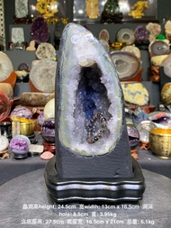 幸运之石🍀 5.8kg 小火形💯天然渐色双晶洞白水晶里又带着薰衣草紫像变色水晶😀 右边一排花朵🌺顶部结了一大颗的幸运之石“方解石” 边部绿绿能量很好的绿幽灵 🆓🆓🆓附送特制实木底座 晶洞高heigh