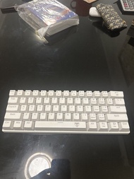 白色機械鍵盤