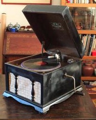 古董 PENGUIN 桌上型手搖式原木留聲機