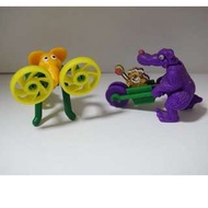 出奇蛋玩具兩隻