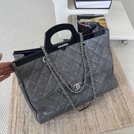 Chanel · 壓克力衣架包 大象灰油臘牛皮 大號