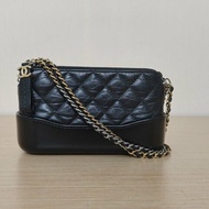CHANEL GABRIELLE流浪WOC拉鏈版19黑色牛皮26開金銀扣肩背包