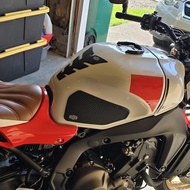 แผ่นกันรอยถังน้ำมันด้านข้าง สำหรับ Yamaha XSR900 GP XSR900GP 2024 แผ่นกันลื่นถังน้ำมัน สติ๊กเกอร์ตกแ