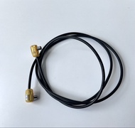 電視天線訊號線（射頻同軸電纜線，RF Coaxial Cable）。兩端採用 90度直角（L型）的 PAL 格式（Belling-Lee）電視接頭。兩端為公頭，用於傳輸類比或數位電視訊號。接頭處包裹著