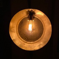 由古董銅勺製成的插入式壁燈