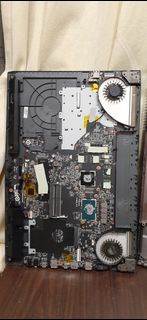 17.3吋電競筆電 MSI i7-7700HQ GTX 狀況: 不開機 型號不詳 拆機 內建有被拔除如圖 螢幕框損 A殼損等等 零件機