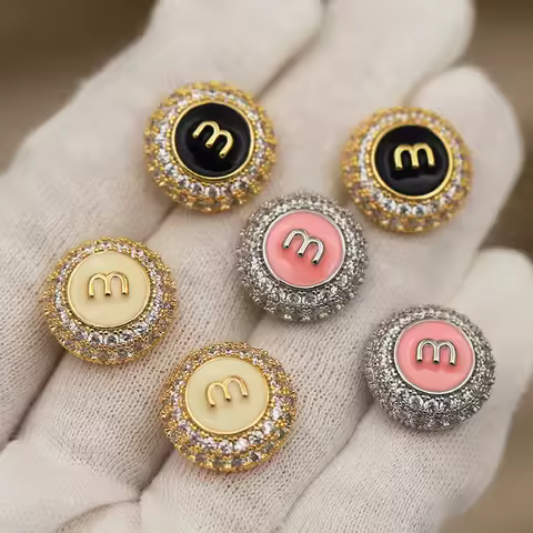 New Sight Design Crystal Letter M Stud Earrings for Women Fashion Brand Brand Elegant Zirconia Jewel