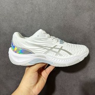 🤩必備專業排球鞋🤩 ASICS SKY ELITE FF 2 幻彩銀標輕量透氣緩震專業室內運動排球鞋 | 配色：白銀炫彩 | 鞋面材質：透氣工程網布 | 中底科技：FF BLAST+緩震 | 適用場景