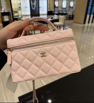 全新CHANEL 26C 金扣雙C Logo 菱格皮穿鏈 小方盒 顆粒牛皮材質金色五金 飯盒包  單肩手提袋淡粉色AP4385-B10583-NH620