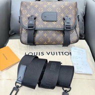 ✨Lv  男款斜背郵差包 Trail Quest mongeam macassar 98新 配件齊全