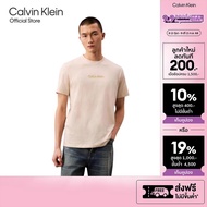 CALVIN KLEIN เสื้อยืดคอกลมแขนสั้นผู้ชาย Tonal Graphic Logo ทรง Regular รุ่น 4RB843G C7P - สี Sand
