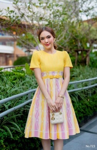 ชุดเดรสผ้าทอลายฝ้ายหม่อนไหม ลายไทยสีพาสเทล เอวสูงคาดโบว์เอวมาคู่กับกระโปรง 8 ชิ้นทรงย้วย ชุดนี้พลางห