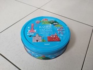 藍色圓餅鐵盒 KOBE VIEW SPOT PLAIN CROCOLATE SWEET&MILK Goncharoff空餅乾盒子 收納盒 桌面收納儲物盒 大號針線盒 收納用品 裝飾品收納盒 容器 收藏