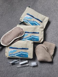 全新 國泰航空 CX 過夜包 坐飛機 眼罩 牙刷 牙膏 襪 耳塞 有三個 適合 一家三口 旅行 長途機 凌晨機 機場過夜 飛機包 化妝包 旅行包 實用包 美國 英國 法國 德國 意大利 長途機必需品