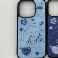【iPhone12系列】iPhone手機套【iPhone 12;藍底海豚】甜美可愛少女手機殼 蘋果手機殼 iPhone手機殼