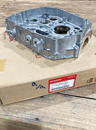 แคร้งขวา(ฝั่งถ่ายน้ำมันเครื่อง) แท้ศูนย์ (สตาร์ทมือ) เวฟ125 R /125 S / ดรีม125 ( 11100-KPH-900 )