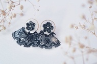 午夜的森林。芍藥花扇形蕾絲耳環。鑽石黑