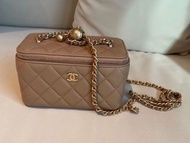 CHANEL 22B vanity case 金球 金波 手柄 手提 長盒子 handle 奶茶色 米色