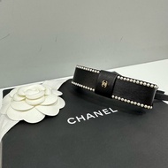 chanel AA9133 黑色皮革拼珍珠雙c髮箍