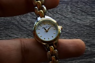 นาฬิกา Fashion มือสองญี่ปุ่น Eddie Bauer ระบบ QUARTZ ผู้หญิง ทรงกลม กรอบทอง หน้าขาว หน้าปัด 24มม. สาย สแตนเลส 2 กษัตริย์ใช้งานได้ปกติ สภาพดี ของแท้ ไม่กันน้ำ