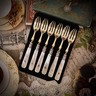 19世紀末 法國第二帝國訂製款珍珠母貝手柄 × 黃銅甜點前菜叉