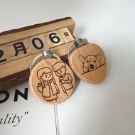 【快速出貨】客製化 似顏繪 木質吊飾 刻字 情侶鑰匙圈 民宿鑰匙