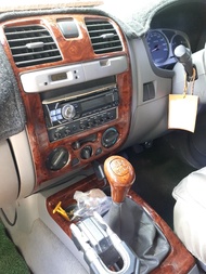 ชุดแต่งภายใน ISUZU DMAX D-MAX 2002-2005 ครอบคอนโซลลายไม้ หน้ากาก  2 ประตู (9 ชิ้น)เกียร์ธรรมดา มีสวิทช์กดล็อคกระจกฝั่งข้างคนขับ ประดับยนต์ ชุดแต่ง ชุดตกแต่งรถยนต์