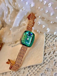 1入組金色法式時尚優雅女士手錶，綠色鋯石表盤，休閒、精緻、復古、豪華珠寶色調橢圓形石英手錶，不銹鋼和銅合金錶帶，30米防水，適合日常佩戴和派對裝飾