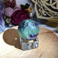 🔮巴西Fluorite羽毛螢石球(附圖中底座)/紫+綠+藍.夢幻羽毛紋理晶體/療癒能量水晶球/一物一拍「🈵️千免運」