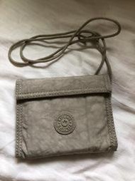 全新 正品 Kipling 防潑水尼龍布 斜背包 卡夾包(卡其淺棕色)