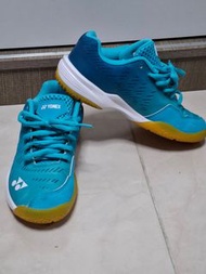 90%新，Yonex品牌，羽毛球鞋/運動閒鞋/波鞋，買細了，小朋友的腳大得快，穿了兩次打毛羽球就唔岩著，現放售$199，有鞋盒，港鐵站交收90% new, Yonex brand, badminton